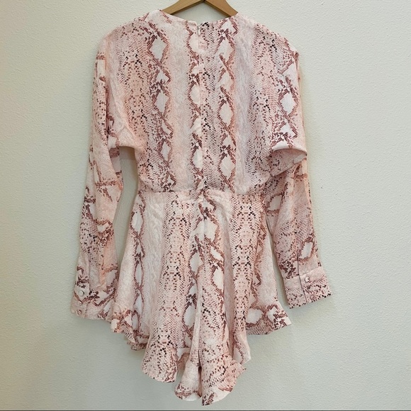 SIGNIFICANT OTHER Reflection Ruffle Mini Romper Snake Print Deep Neck Size 2 - Picture 7 of 16